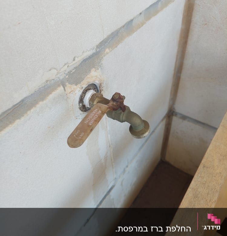 ברז מים מותקן על קיר אריחים